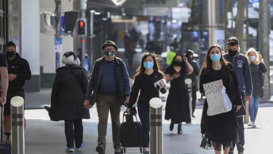 Ľudia s ochrannými rúškami v Melbourne