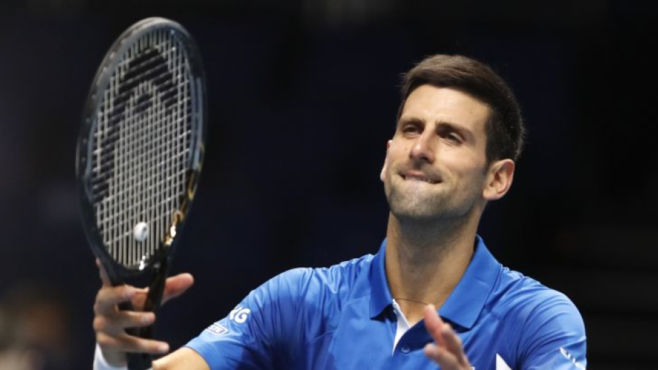 Na snímke srbský tenista Novak Djokovič oslavuje postup do semifinále