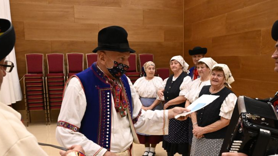 Vedúci Divadelného súboru Stanislava Chrena Viliam Kurbel (druhý zľava) v rozhovore s členmi súboru počas divadelnej skúšky v kultúrnom dome v Kanianke.