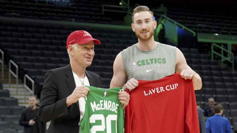 Na snímke vľavo tenista John McEnroe pózuje s dresom spolu s hráčom basketbalového tímu Boston Celtics Gordonom Haywardom.
