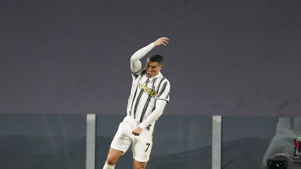 Na snímke portugalský útočník Juventusu Cristiano Ronaldo oslavuje svoj druhý gól
