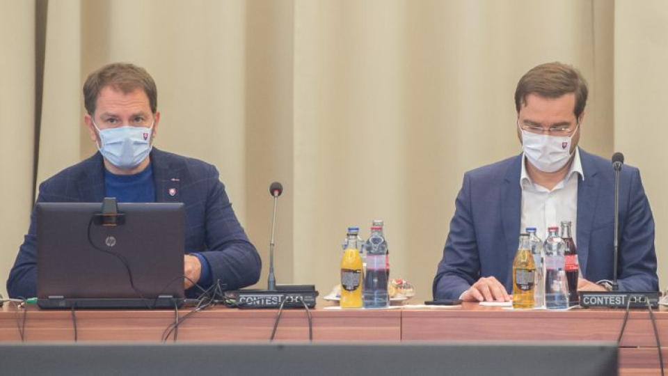 Na snímke vľavo premiér SR Igor Matovič (OĽaNO) a vpravo minister zdravotníctva SR Marek Krajčí (OĽaNO) počas zasadnutia Ústredného krízového štábu
