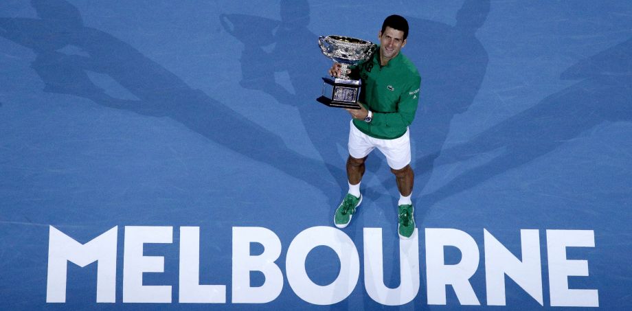 Na archívnej snímke Novak Djokovič drží trofej po triumfe nad Dominicom Thiemom vo finále mužskej dvojhry na Australian Open 2020.