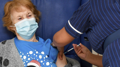 Historický moment. 90-ročná babička je prvým zaočkovaným človekom na svete proti covidu-19