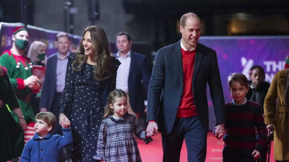 Britský princ William (druhý zľava), jeho manželka Kate (druhá zľava), ich tri deti princ Louis (vľavo), princezná Charlotte (tretia sprava) a princ George