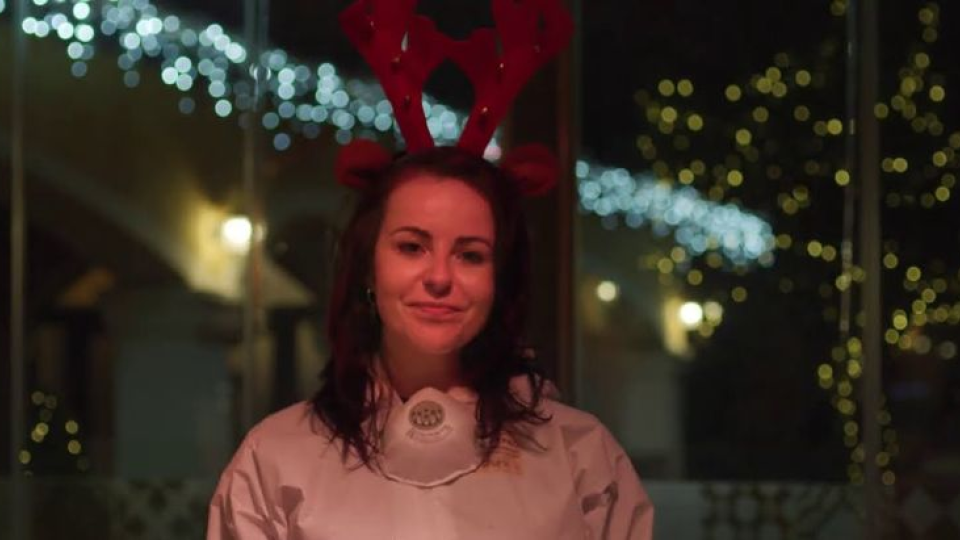 Katka Knechtová v klipe Nákazlivé Vianoce