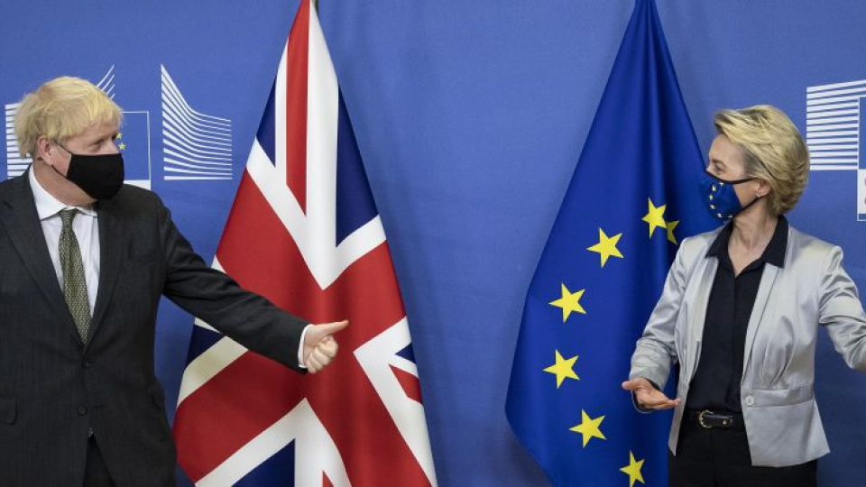 Predsedníčka Európskej komisie Ursula von der Leyenová (vpravo) a britský premiér Boris Johnson