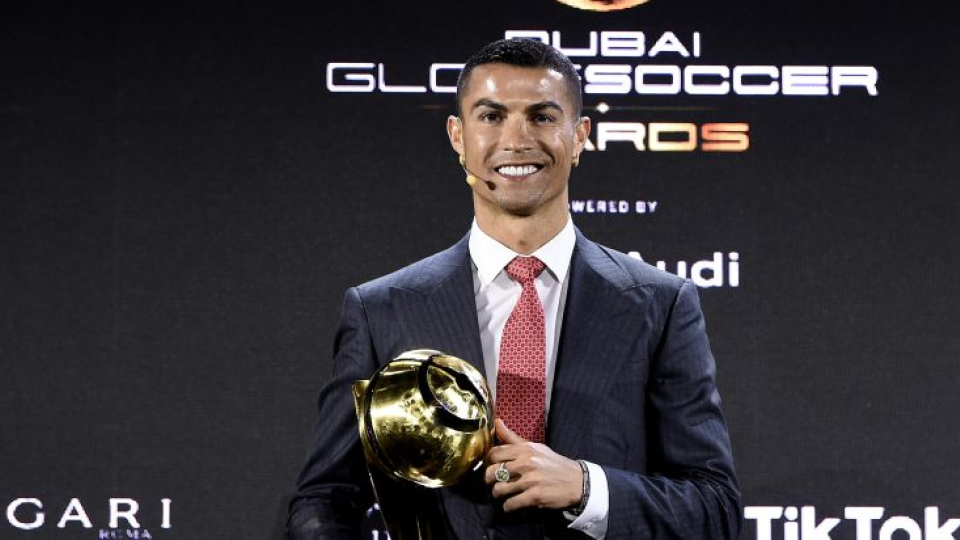 Cristiano Ronaldo s trofejou najlepšieho hráča storočia na slávnostnom odovzdávaní cien Globe Soccer Awards v Dubaji