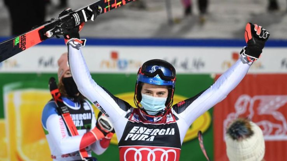 Slovenská lyžiarka Petra Vlhová sa teší v cieli