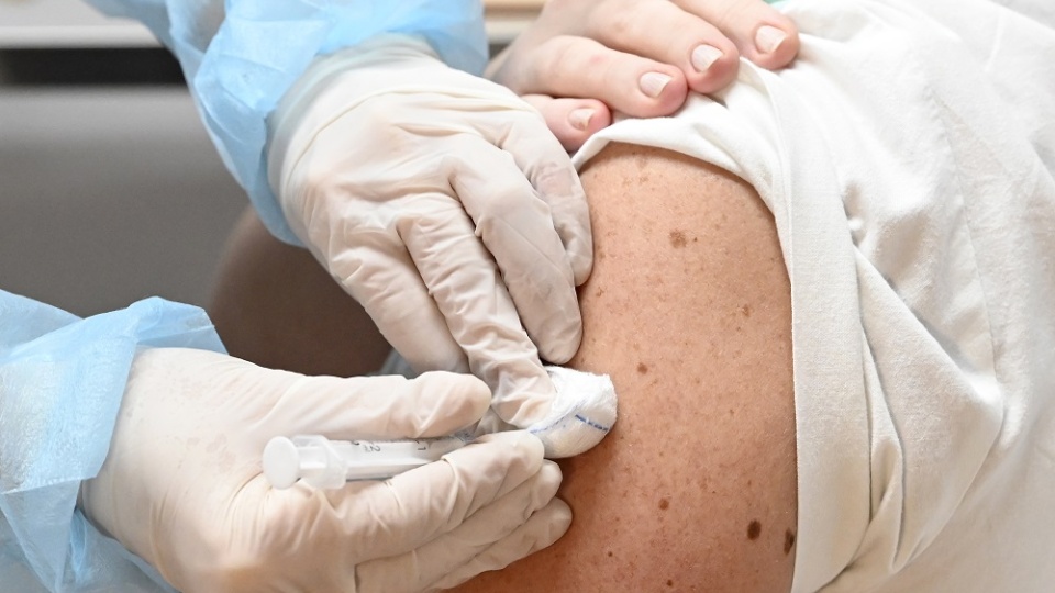 Na snímke očkovanie proti ochoreniu COVID-19, s ktorým začali aj vo Fakultnej nemocnici v Trenčíne v utorok 5. januára 2021.