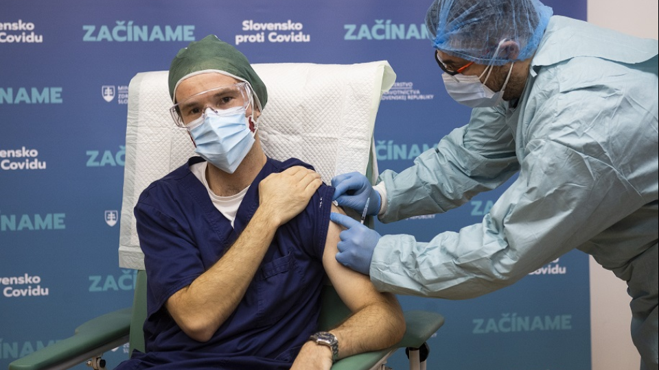 Na snímke zdravotník počas očkovania proti ochoreniu COVID-19 v Univerzitnej nemocnici Bratislava (UNB) v Ružinove 27. decembra 2020.