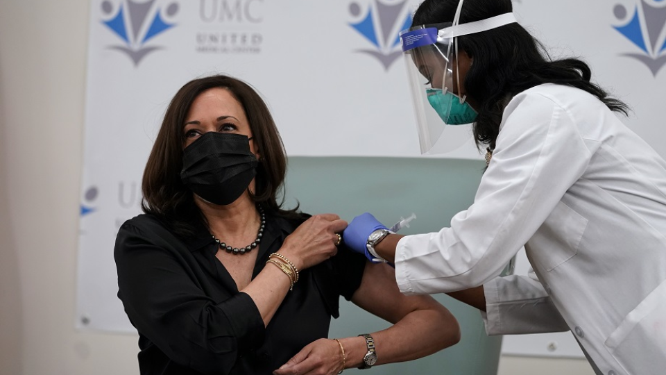 Nastupujúca americká viceprezidentka Kamala Harrisová počas očkovania vakcínou proti novému koronavírusu od americkej spoločnosti Moderna.