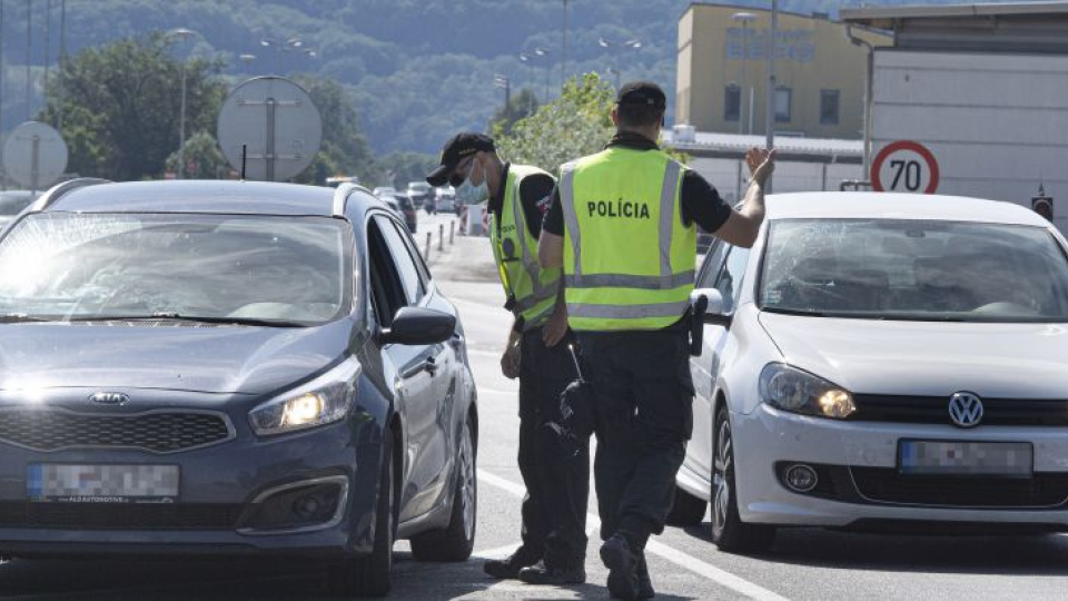 Na snímke preventívna kontrola polície na  slovensko-rakúskom hraničnom priechode Petržalka - Berg 10. júna 2020.