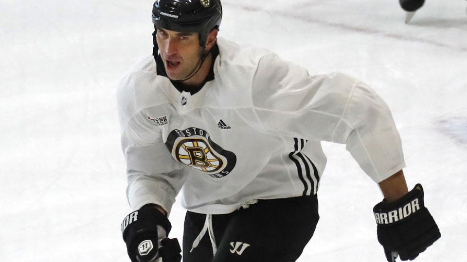Slovenský obranca Zdeno Chára ešte v drese Bostonu Bruins.