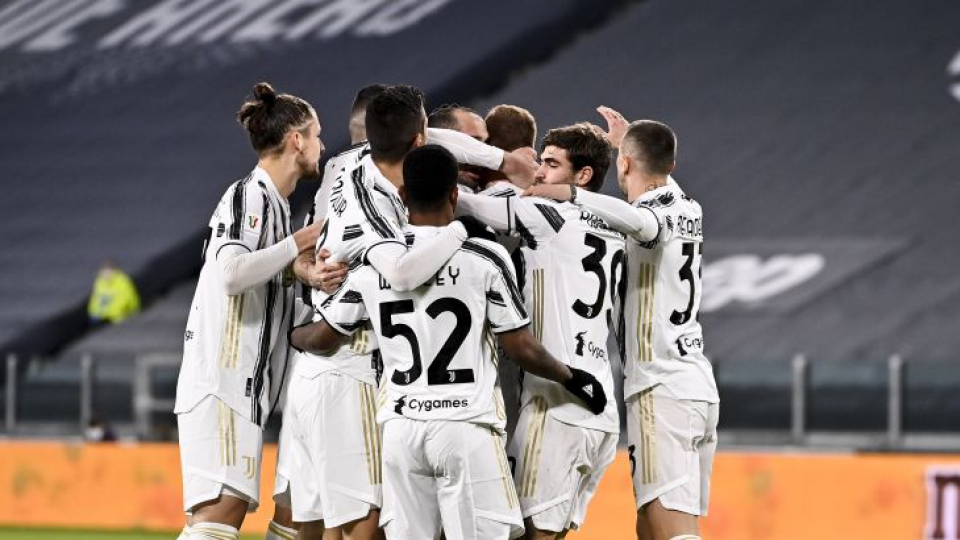 Na snímke švédsky stredopoliar Juventusu Dejan Kulusevski oslavuje so spoluhráčmi gól do siete Janova