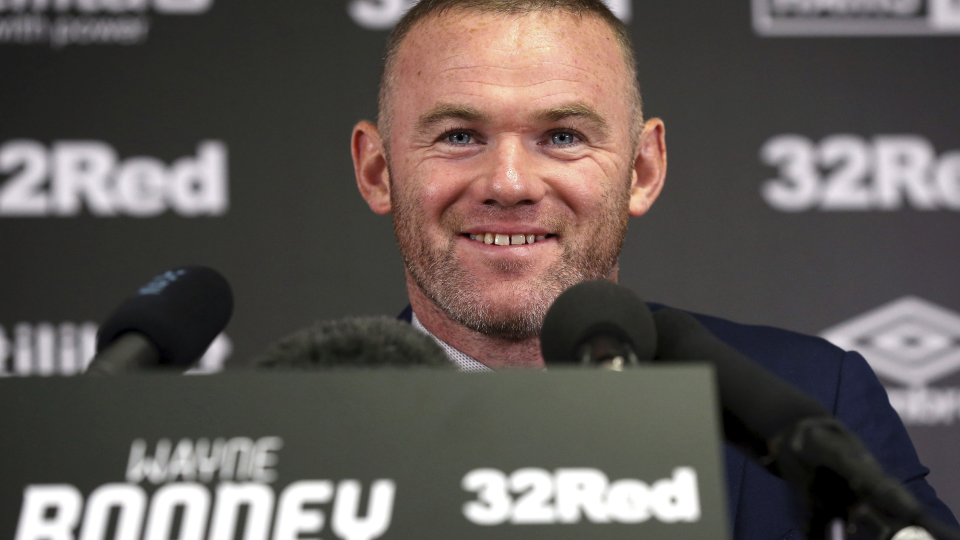 Bývalý anglický futbalový reprezentant Wayne Rooney na tlačovej konferencii v Derby.
