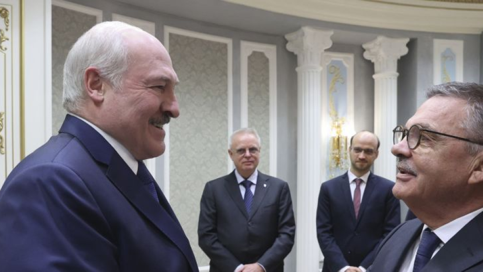 Bieloruský prezident Alexandr Lukašenko (vľavo) a prezident Medzinárodnej hokejovej federácie (IIHF) René Fasel