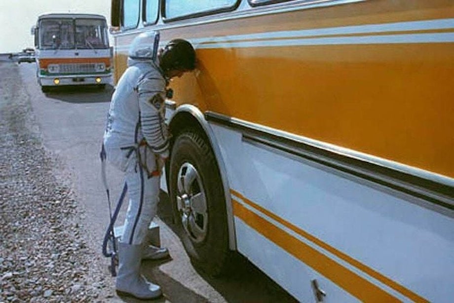 Jurij Gagarin zakladá 60 rokov trvajúcu tradíciu ocikávania autobusu.