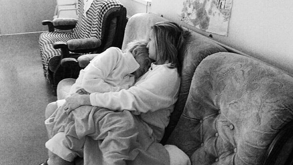 Michaela vzala babičku do náručia a uspala ju.