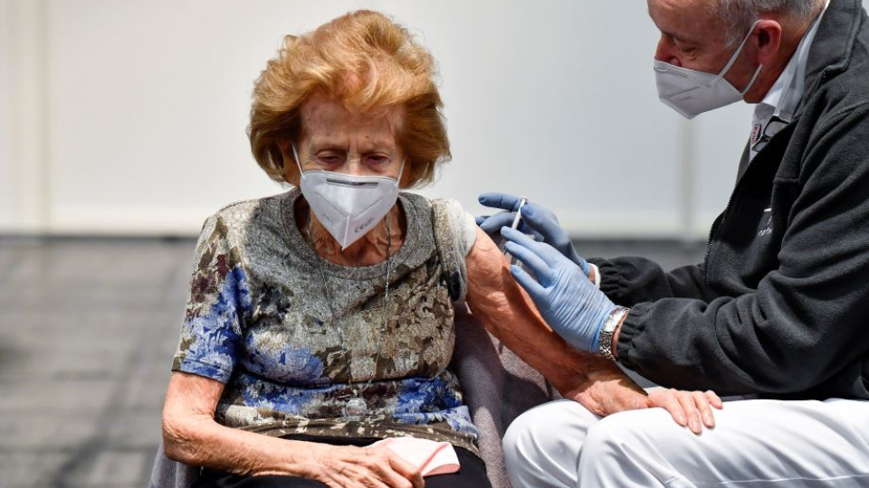 105-ročná Elisabeth Steubesand z Nemecka pri tom, ako ju očkujú vakcínou od  BioNTech-Pfizer.