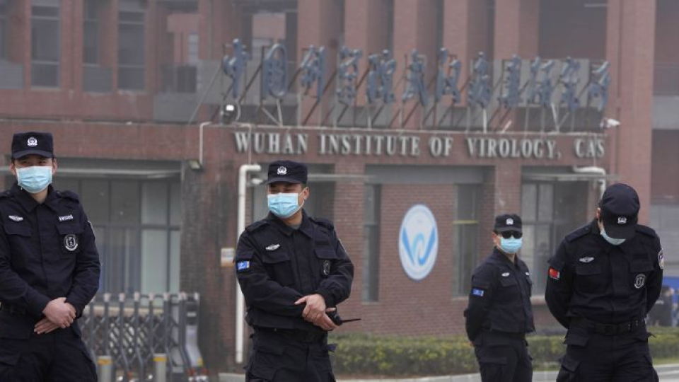 Na snímke bezpečnostná služba hliadkuje pred Inštitútom virológie v stredočínskom meste Wu-chan v stredu 3. februára 2021.