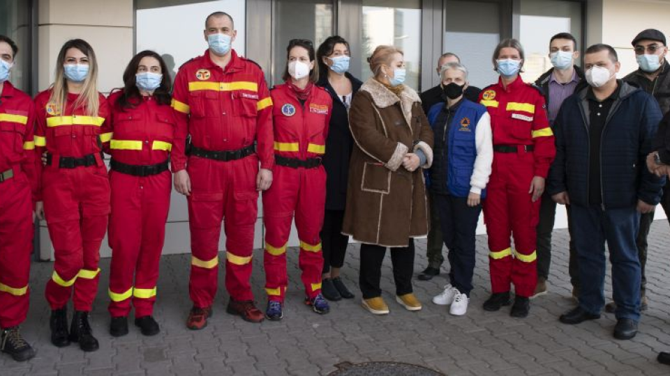 Na snímke skupina lekárov a sestier z Rumunska s ochrannými rúškami