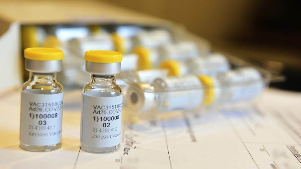 KK1 New Orleans - Na archívnej snímke zo septembra 2020 flaštička vakcíny  proti novému druhu koronavírusu  SARS-CoV-2 od americkej firmy Johnson  & Johnson . Americká firma Johnson  & Johnson  oznámila, že dočasne prerušila klinické testovanie svojej vakcíny  proti novému druhu koronavírusu  SARS-CoV-2 po tom, čo jeden z dobrovoľníkov ochorel.