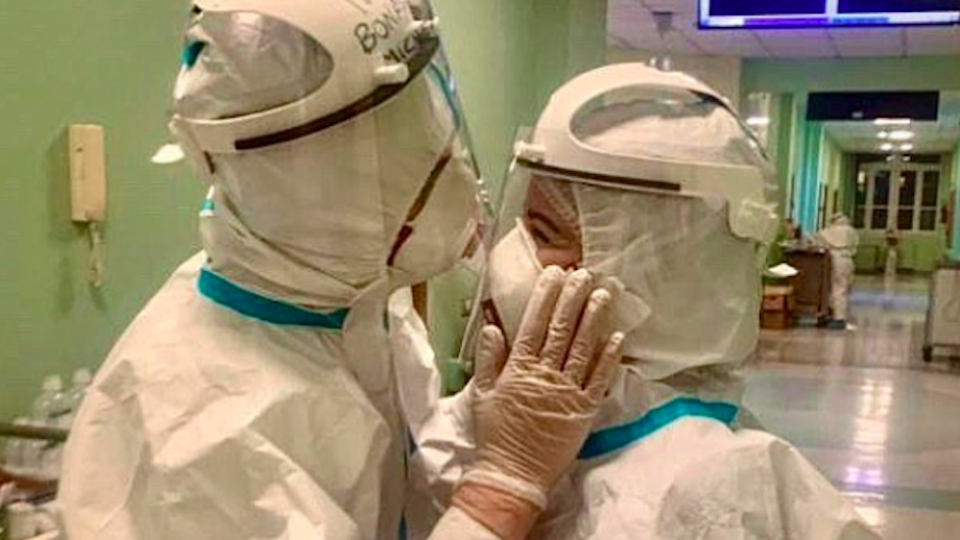 Michele Bonasia a zdravotná sestra Antonella sa do seba zamilovali počas pandémie v nemocnici Policlinico di Bari v Taliansku.