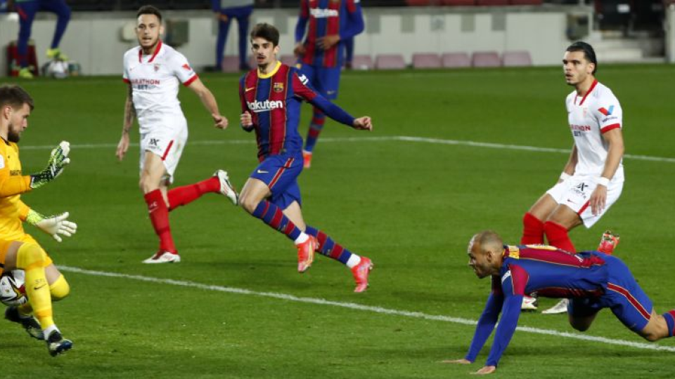 Martin Braithwaite z Barcelony (vpravo na zemi) prekonáva gólmana FC Sevilla Tomáša Vaclíka
