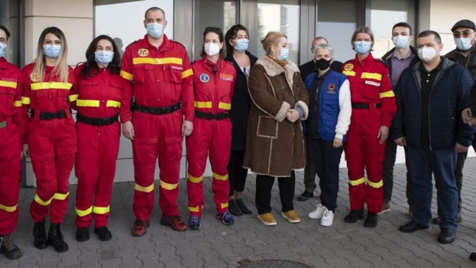 Na snímke skupina lekárov a sestier z Rumunska s ochrannými rúškami