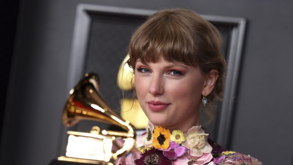 Americká speváčka a hudobníčka Tyalor Swiftová pózuje s cenou na najlepší album Folklore 63. ročníku odovzdávania amerických hudobných cien Grammy.