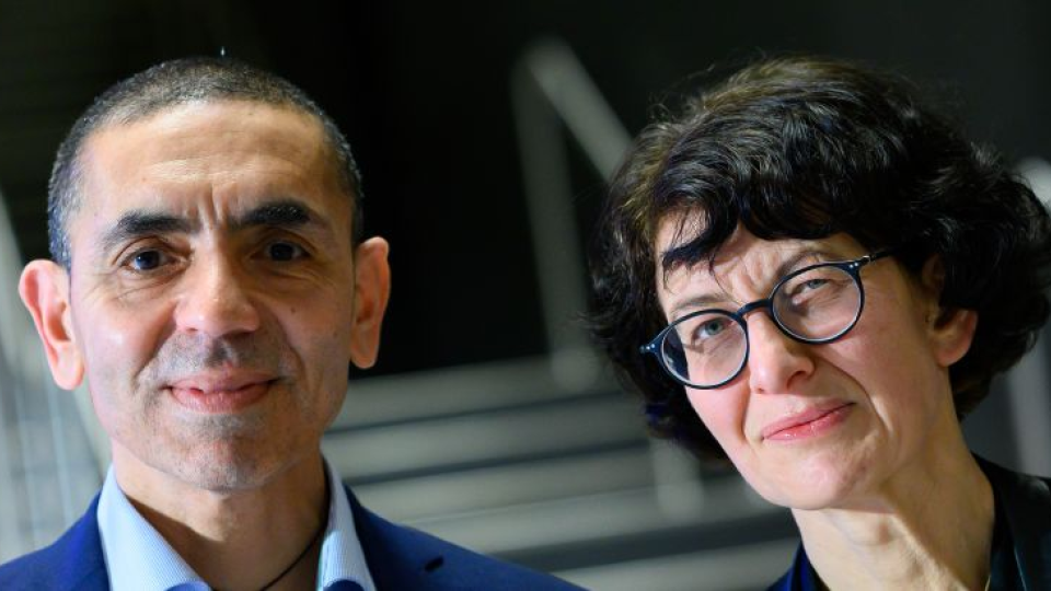 Zakladatelia nemeckej spoločnosti BioNTech - manželia Ugur Sahin a Özlem Türeciová.