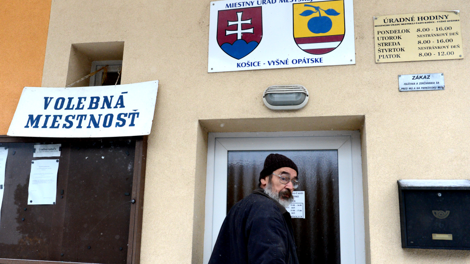 V 27 slovenských obciach si 25. januára 2014 obyvatelia opäť volili starostov či miestnych poslancov, ktorí tam chýbajú. Na snímke doplňujúce  voľby  starostu v mestskej časti Košíc Vyšné Opátske 25. januára 2014 .