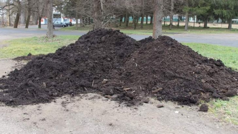 Kompost, ktorý ponúka mesto Lučenec svojim obyvateľom.