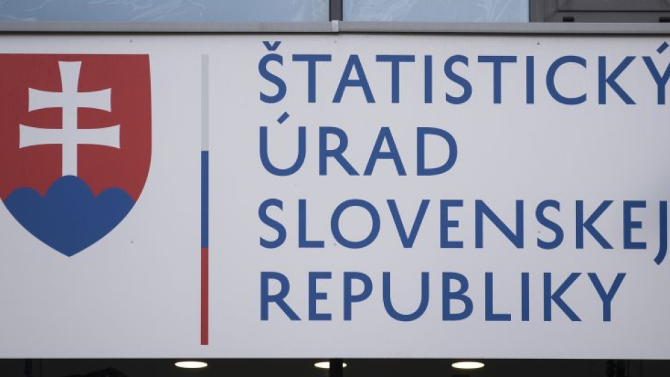 Na snímke tabuľa s logom na budove, v ktorej sídli Štatistický úrad SR na Lamačskej ceste v Bratislave.