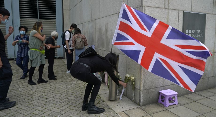 Ľudia kladú kvety pred britský konzulát v Hongkongu na pamiatku zosnulého britského princa Philipa.
