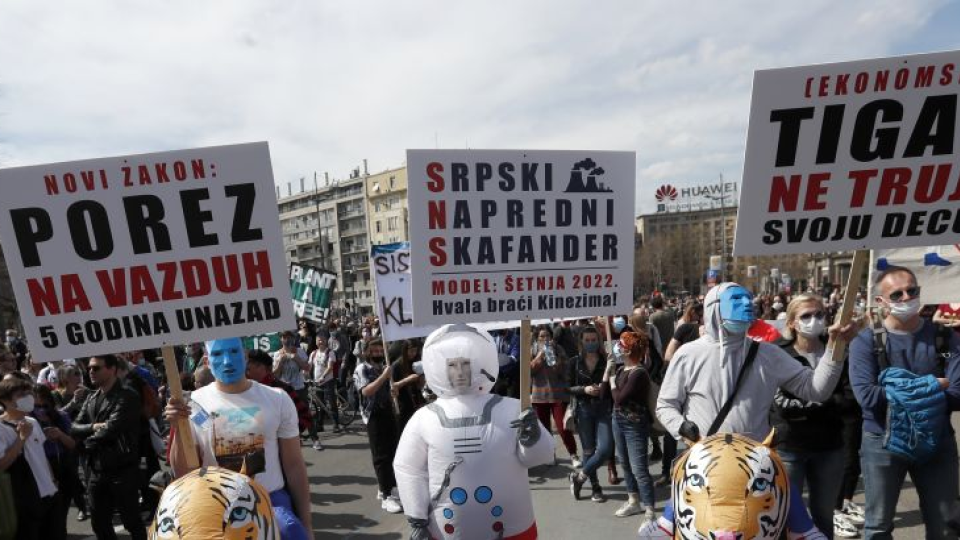 Ľudia protestujú pred budovou parlamentu v Belehrade v sobotu 10. apríla 2021.
