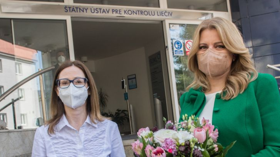 Na snímke vpravo prezidentka SR Zuzana Čaputová a riaditeľka Štátneho ústavu pre kontrolu liečiv (ŠÚKL) Zuzana Baťová