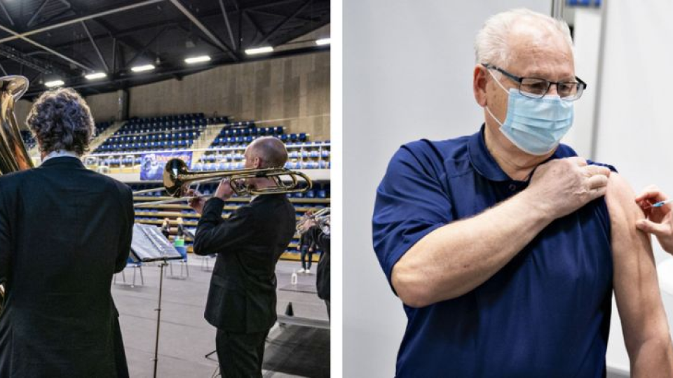 Muž dostáva vakcínu proti ochoreniu Covid-19 vo vakcinačnom centre za doprovodu členov symfonického orchestra Aalborg Symphony Orchestra v dánskom meste Frederikshavn.