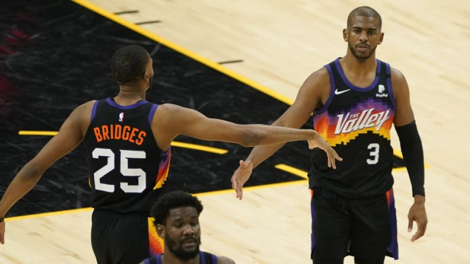Basketbalista Chris Paul (3) z Phoenixu Suns sa zdraví so spoluhráčom Mikalom Bridgesom.