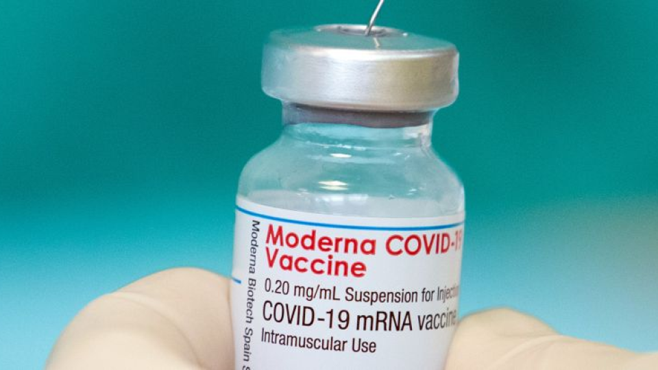 Ampulka s vakcínou proti ochoreniu Covid-19 od spoločnosti Moderna.