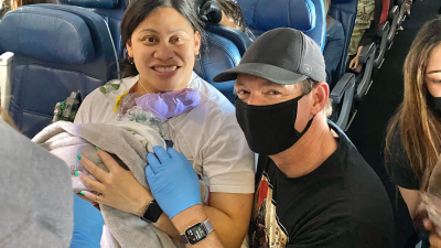Žena porodila na palube lietadla: Netušila som, že som tehotná. Prišiel na svet z ničoho nič