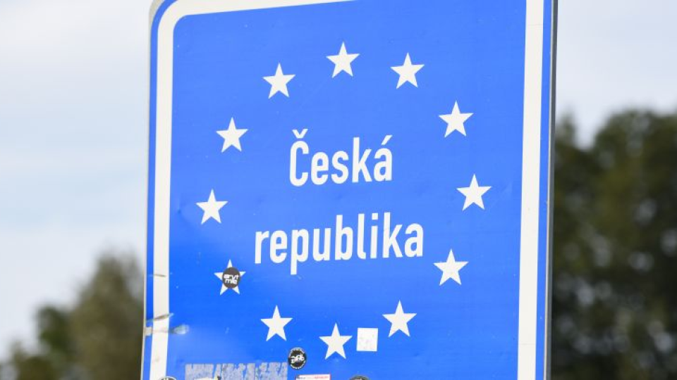 Na snímke dopravná značka označujúca Českú republiku medzi mestami Holíč a Hodonín.
