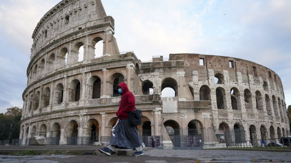 Na snímke mních s ochranným rúškom prechádza okolo ruín veľkého amfiteátra Kolosea v strede Ríma.