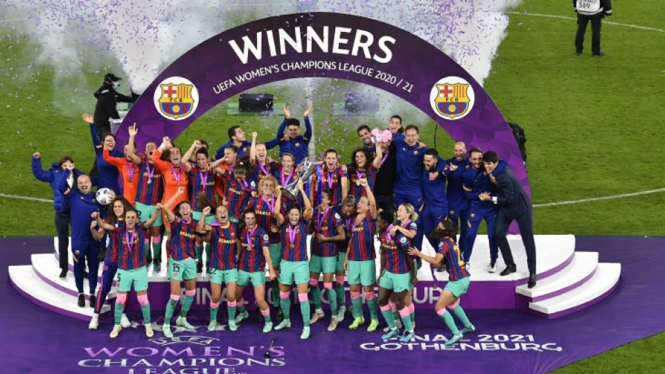 Futbalistky FC Barcelona držia trofej po víťazstve.