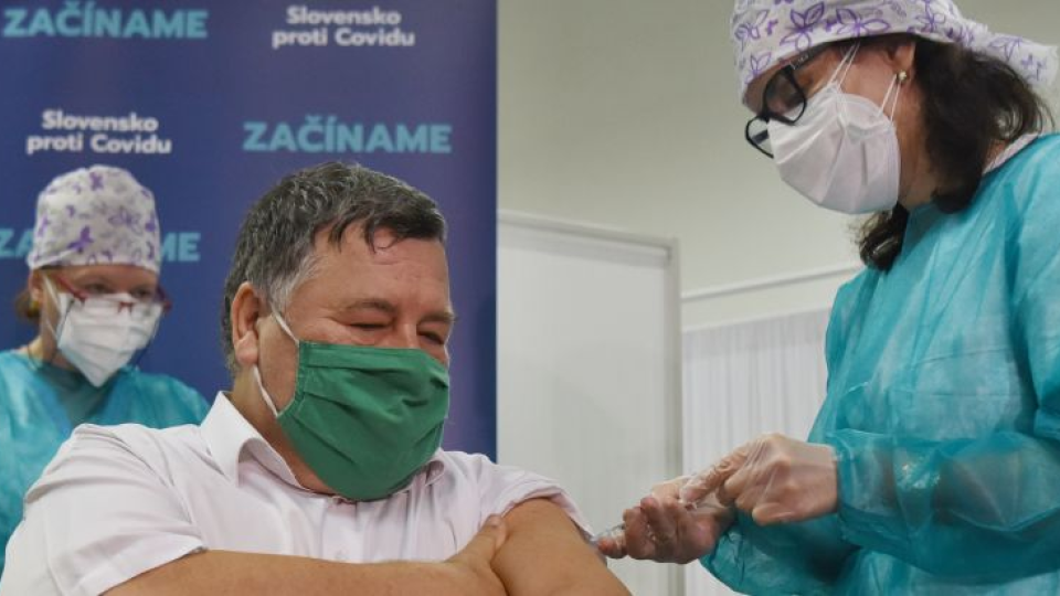 Infektológ Vladimír Krčméry 26. decembra ako prvý Slovák dostal vakcínu proti covidu.