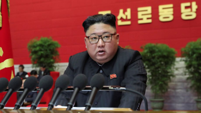 Kim Čong-un zakázal v krajine účes „na Jágra“ aj nosenie obtiahnutých džínsov