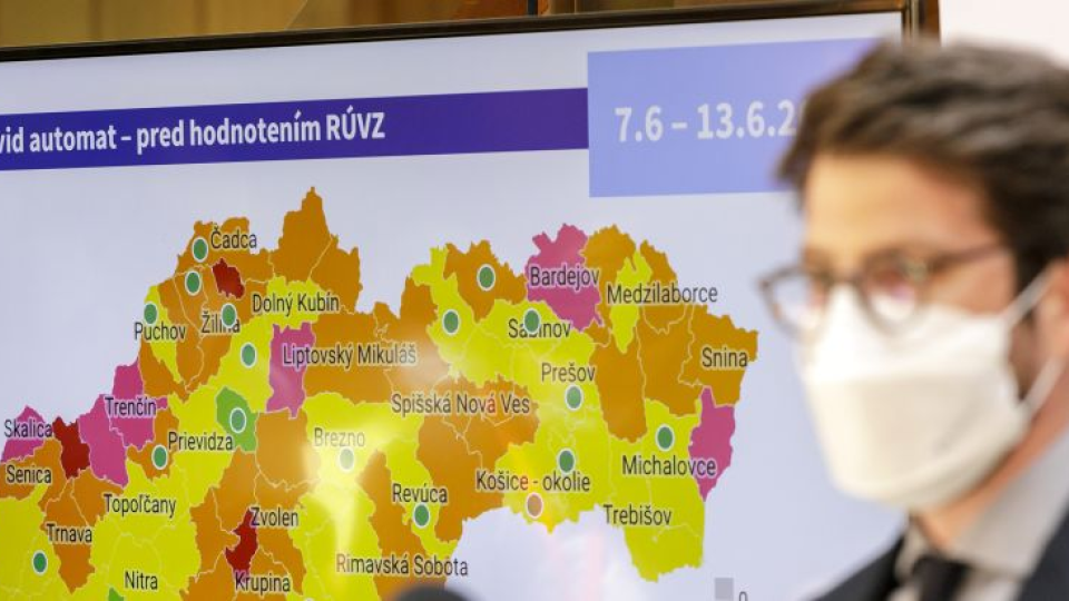 Na snímke riaditeľ Inštitútu zdravotných analýz Matej Mišík počas brífingu o aktuálnej epidemiologickej situácii v súvislosti s COVID-19 v Bratislave 2. júna 2021.