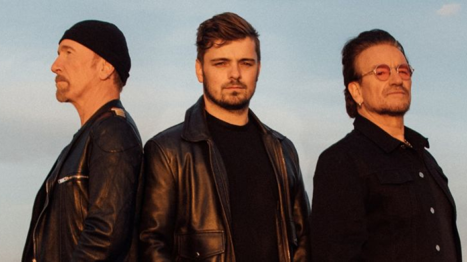 Zľava: The Edge, Martin Garrix, Bono