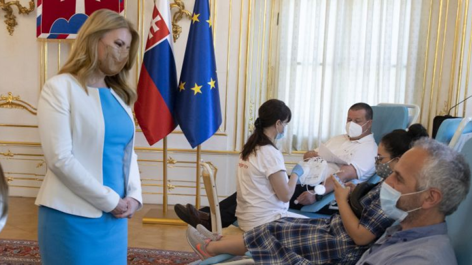 Na snímke druhá zľava prezidentka SR Zuzana Čaputová počas druhého ročníka Prezidentskej kvapky krvi pri príležitosti Svetového dňa darcov krvi.